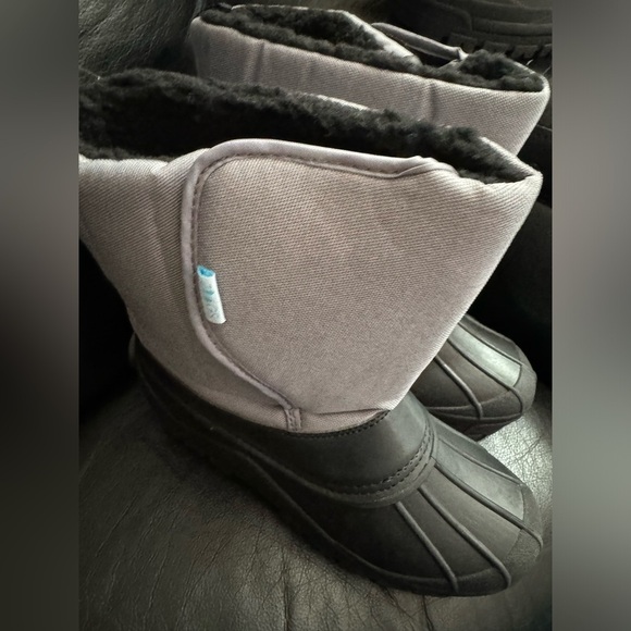 New/ kids snow boots size 4 - Picture 3 of 6